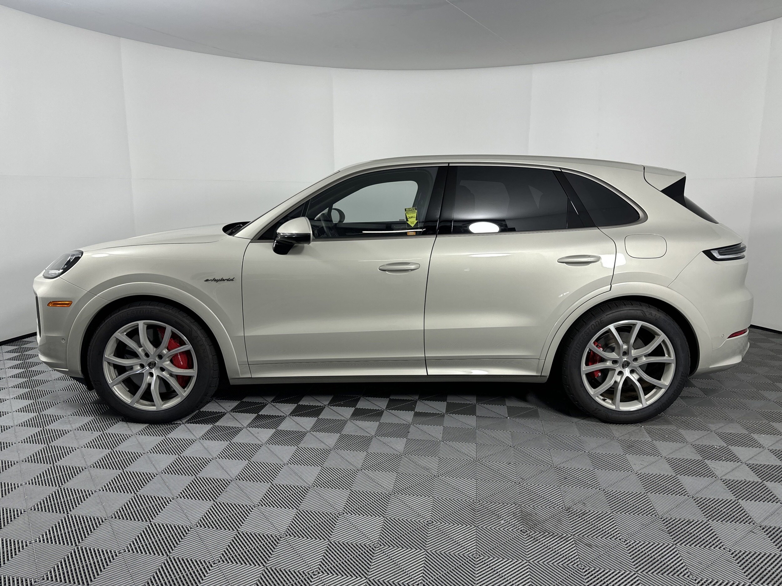 2025 Porsche Cayenne E-Hybrid Turbo photo 2