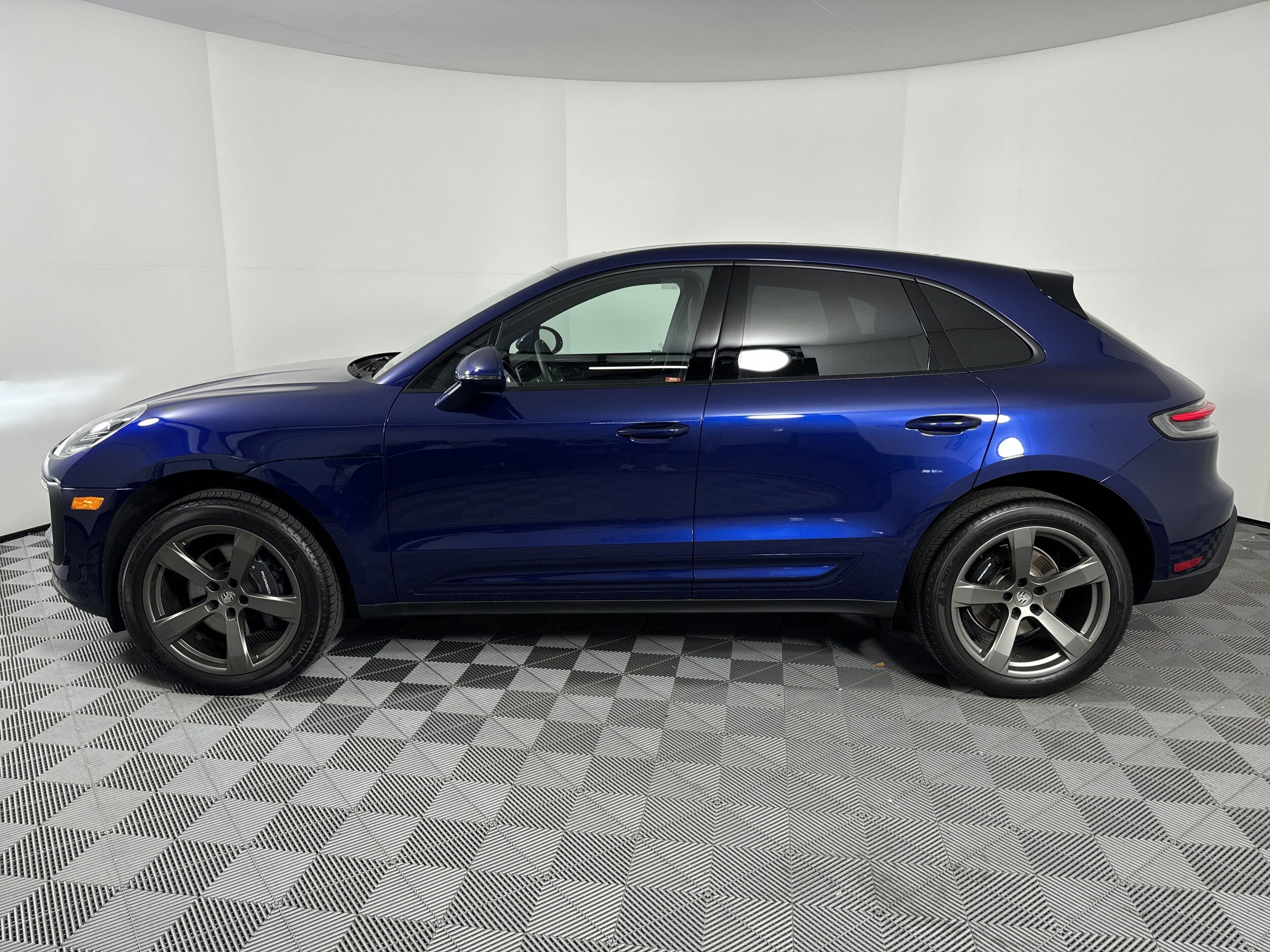2025 Porsche Macan T photo 2