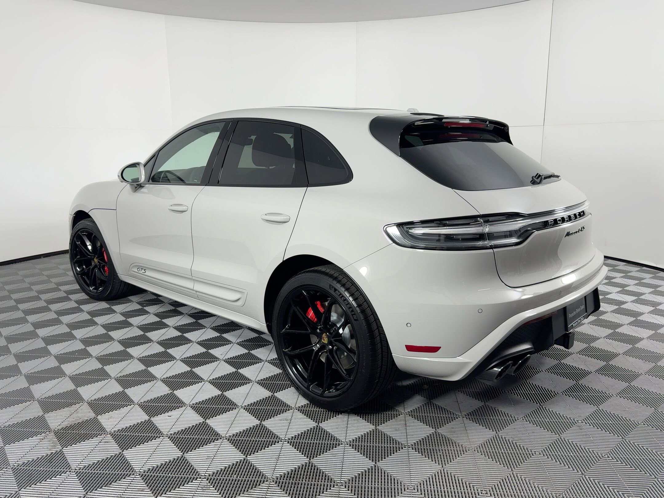 2026 Porsche Macan GTS photo 2