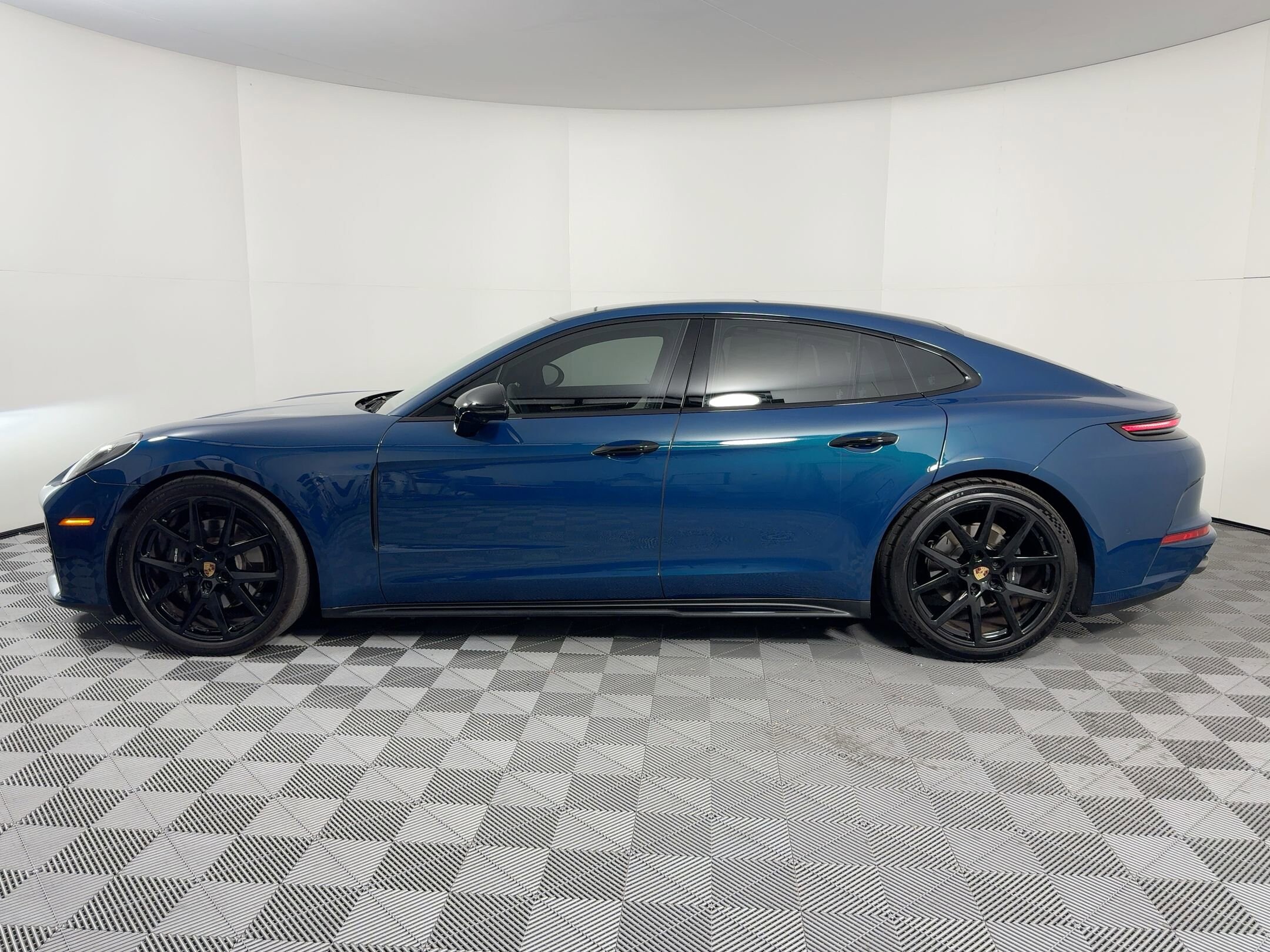 2024 Porsche Panamera 4 photo 2