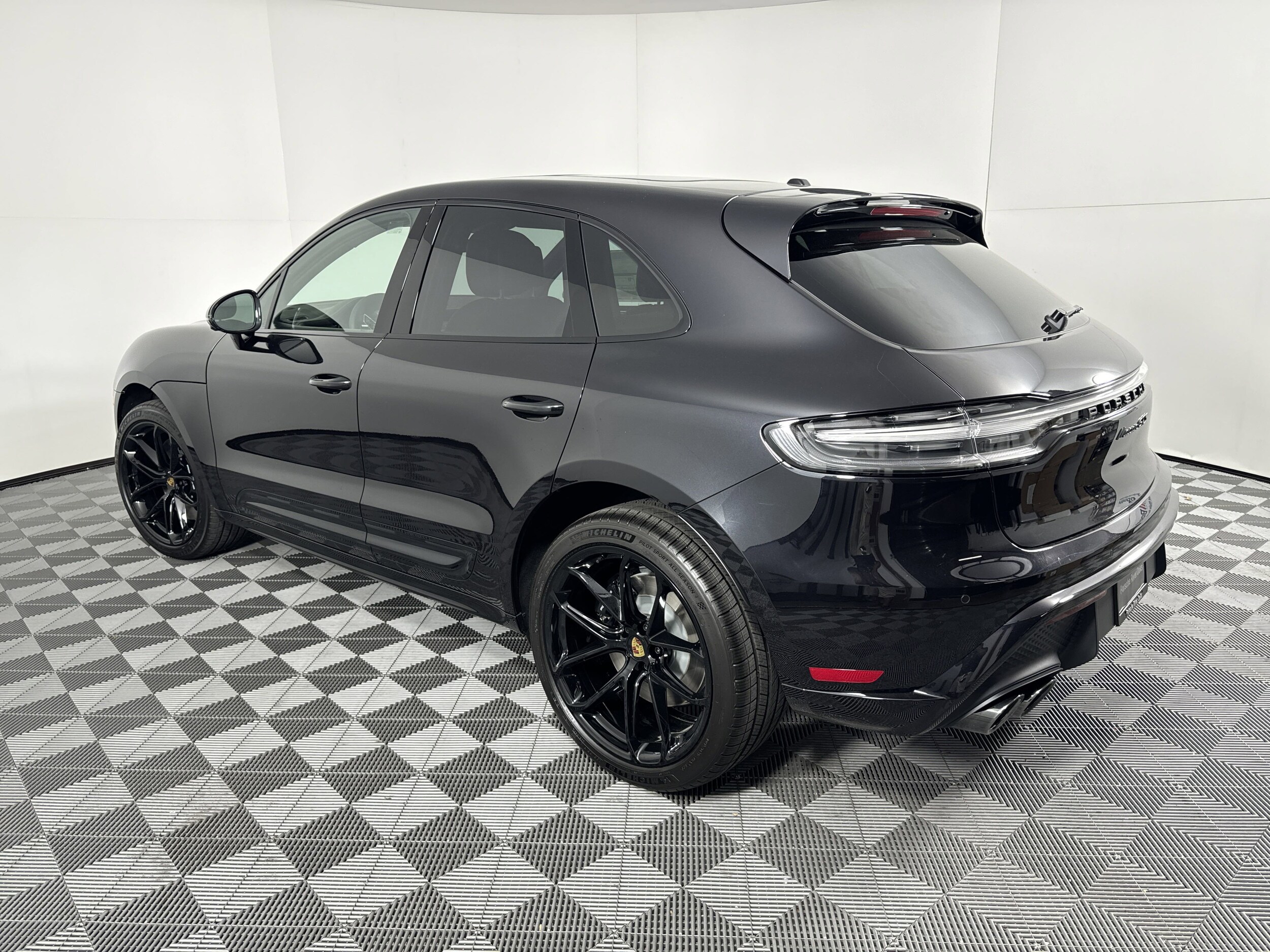 2025 Porsche Macan GTS photo 3