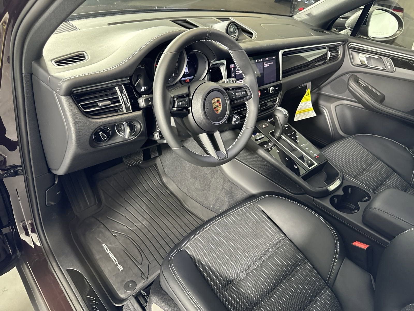 2025 Porsche Macan T photo 4