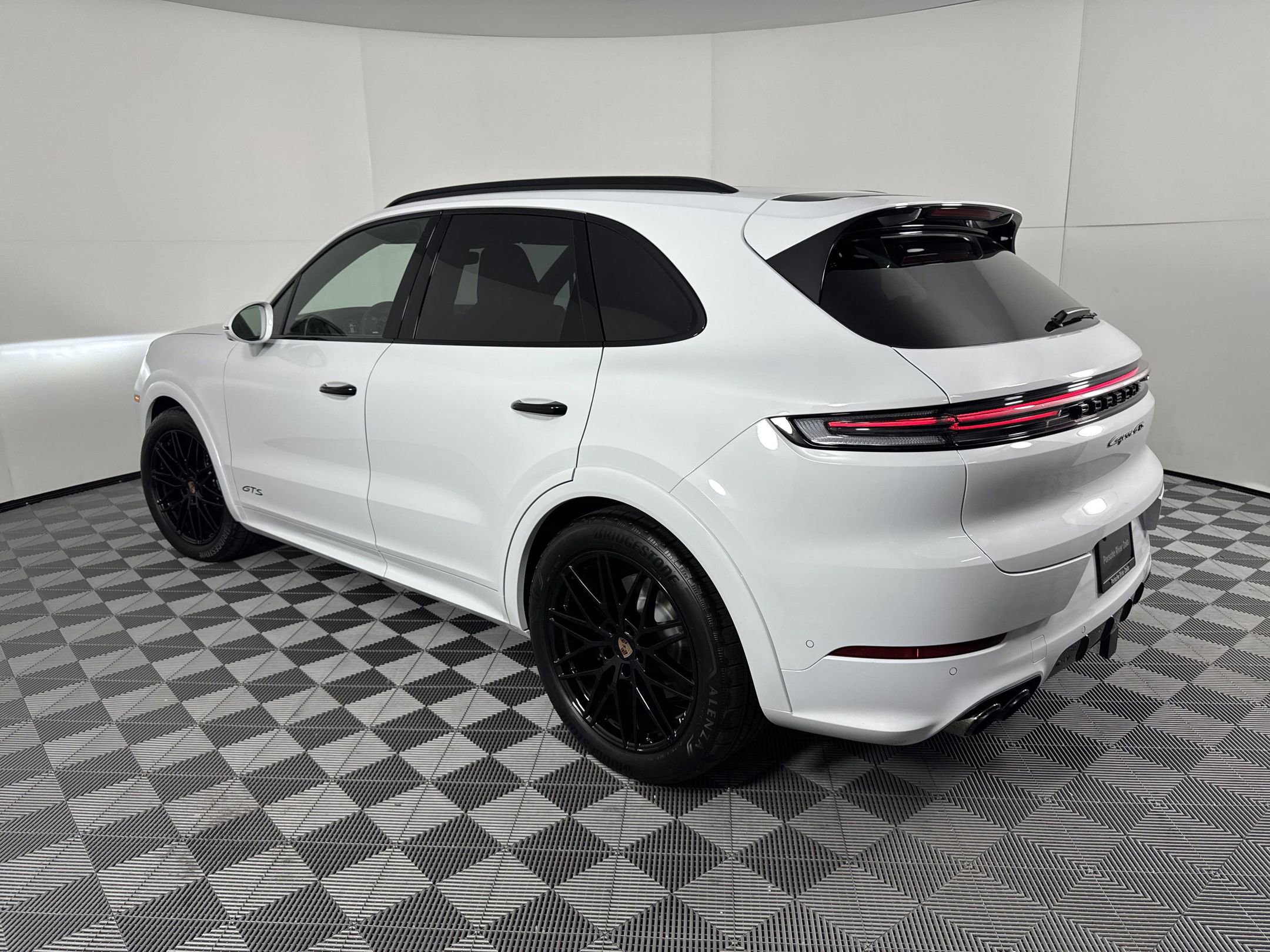 2025 Porsche Cayenne GTS photo 2