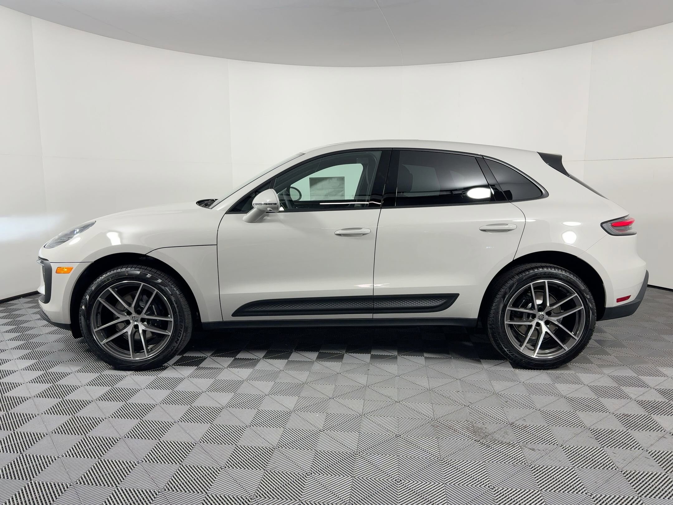 2026 Porsche Macan T photo 2