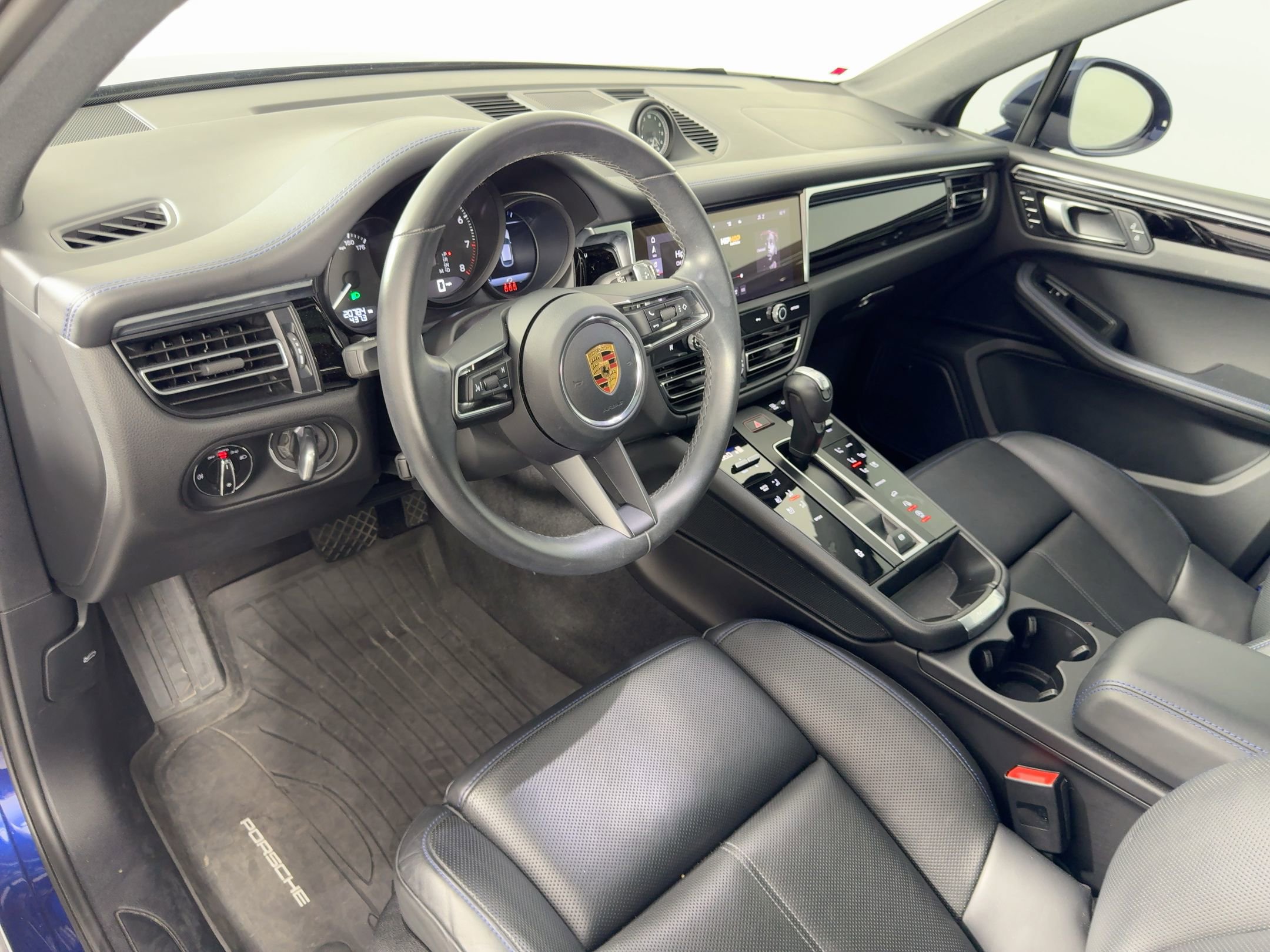 2023 Porsche Macan T photo 3