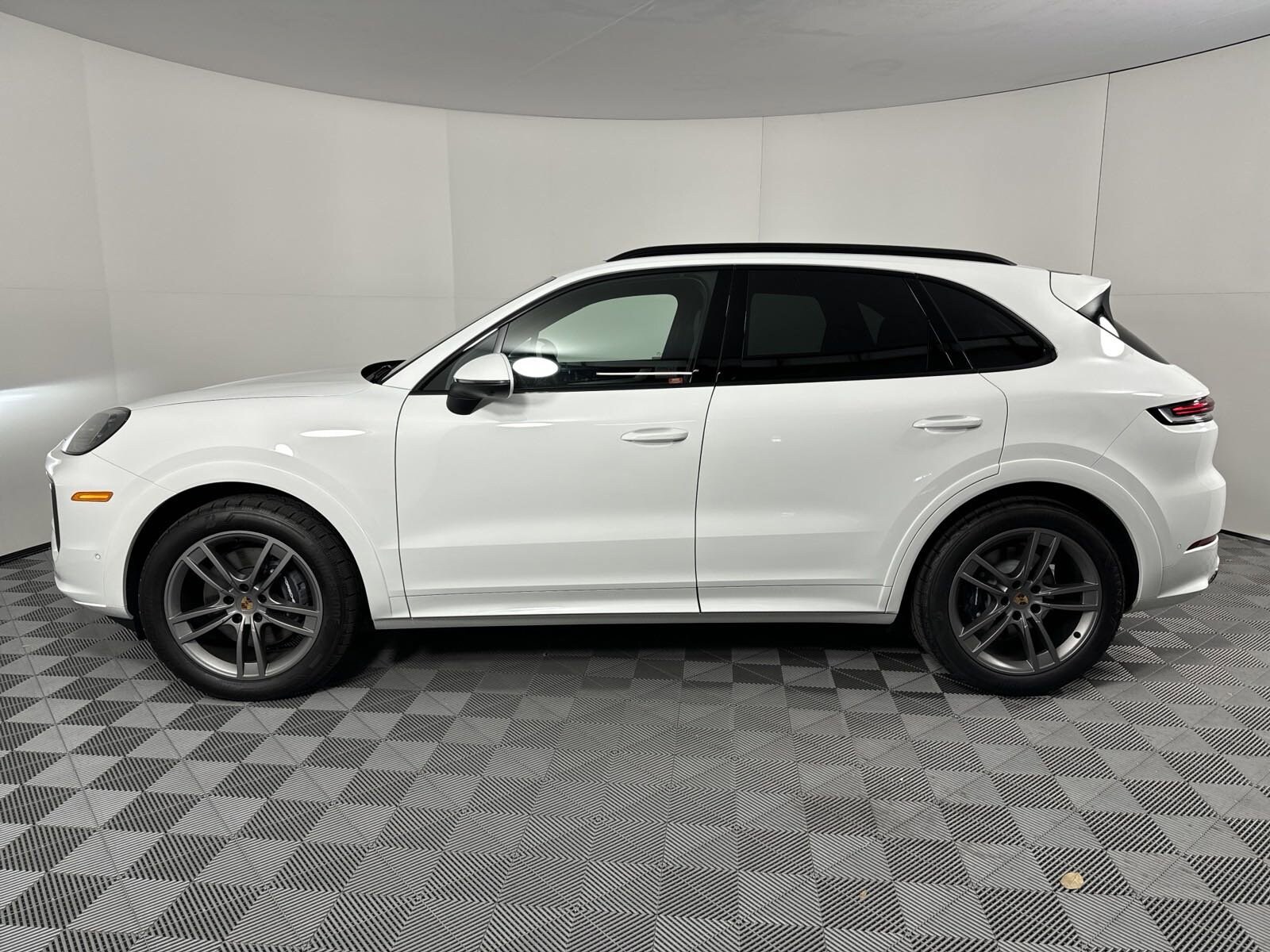 2025 Porsche Cayenne photo 2