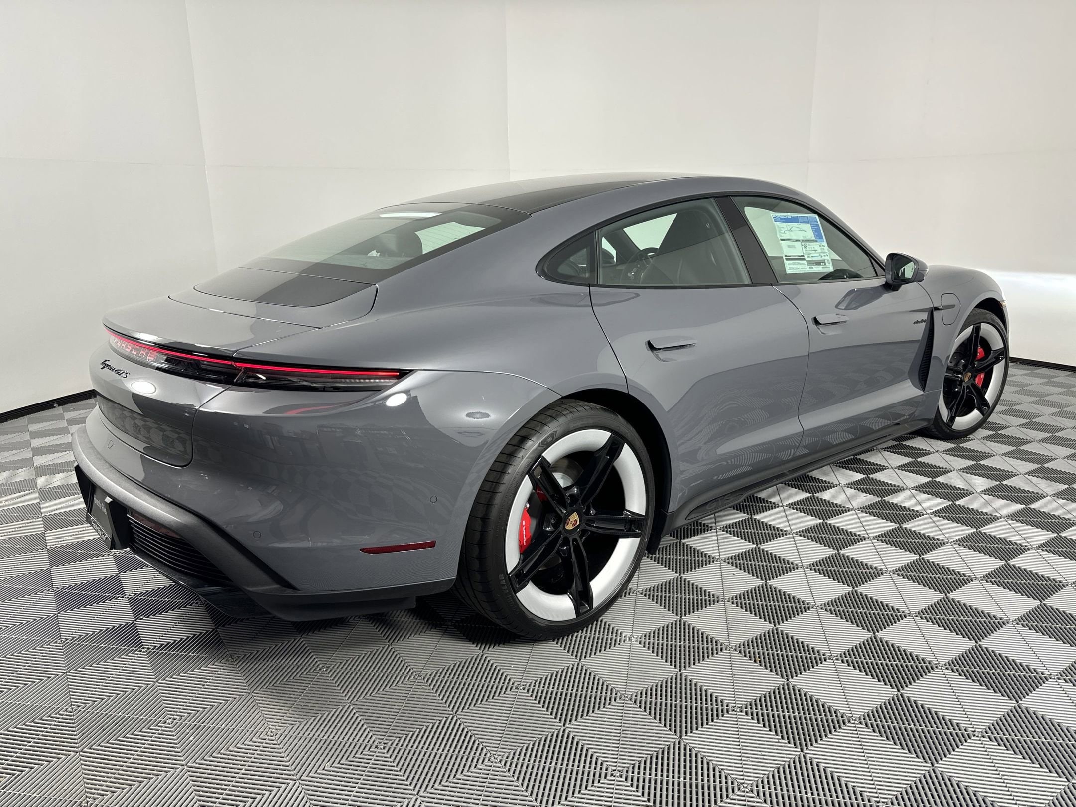 2025 Porsche Taycan GTS - Photo 9