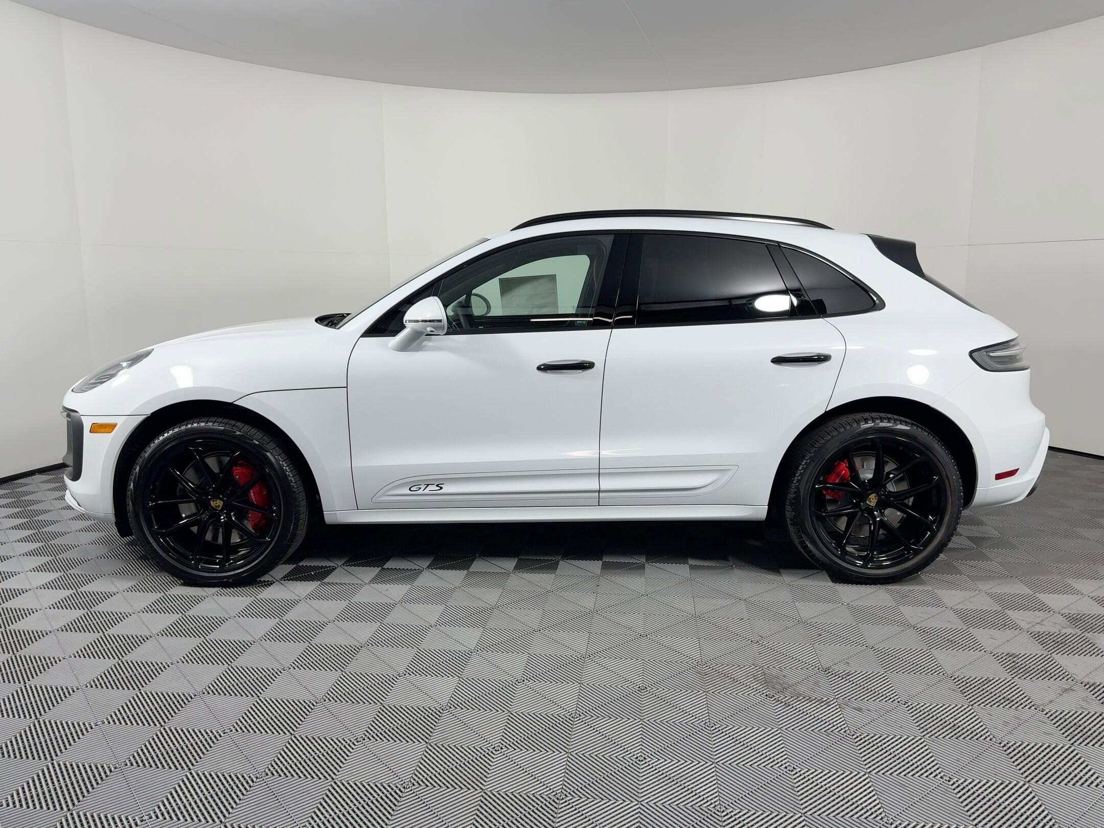 2026 Porsche Macan GTS photo 2