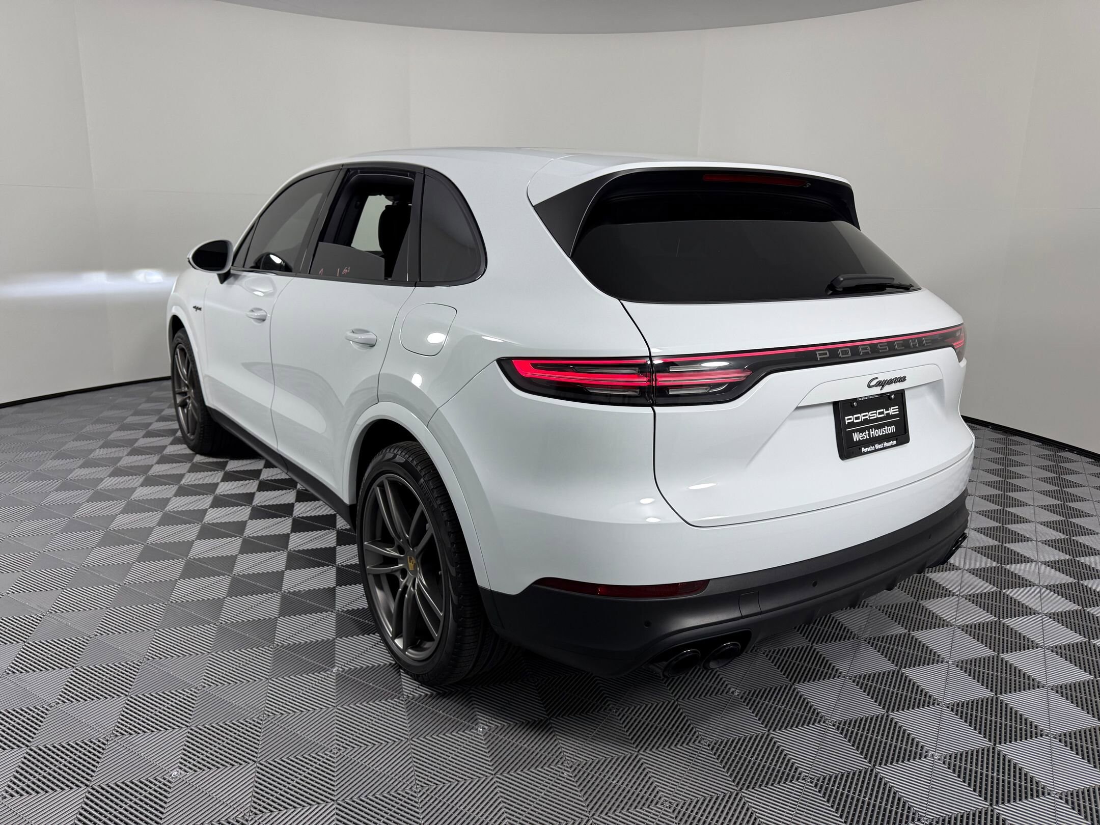 2023 Porsche Cayenne Platinum Edition E-Hybrid photo 3
