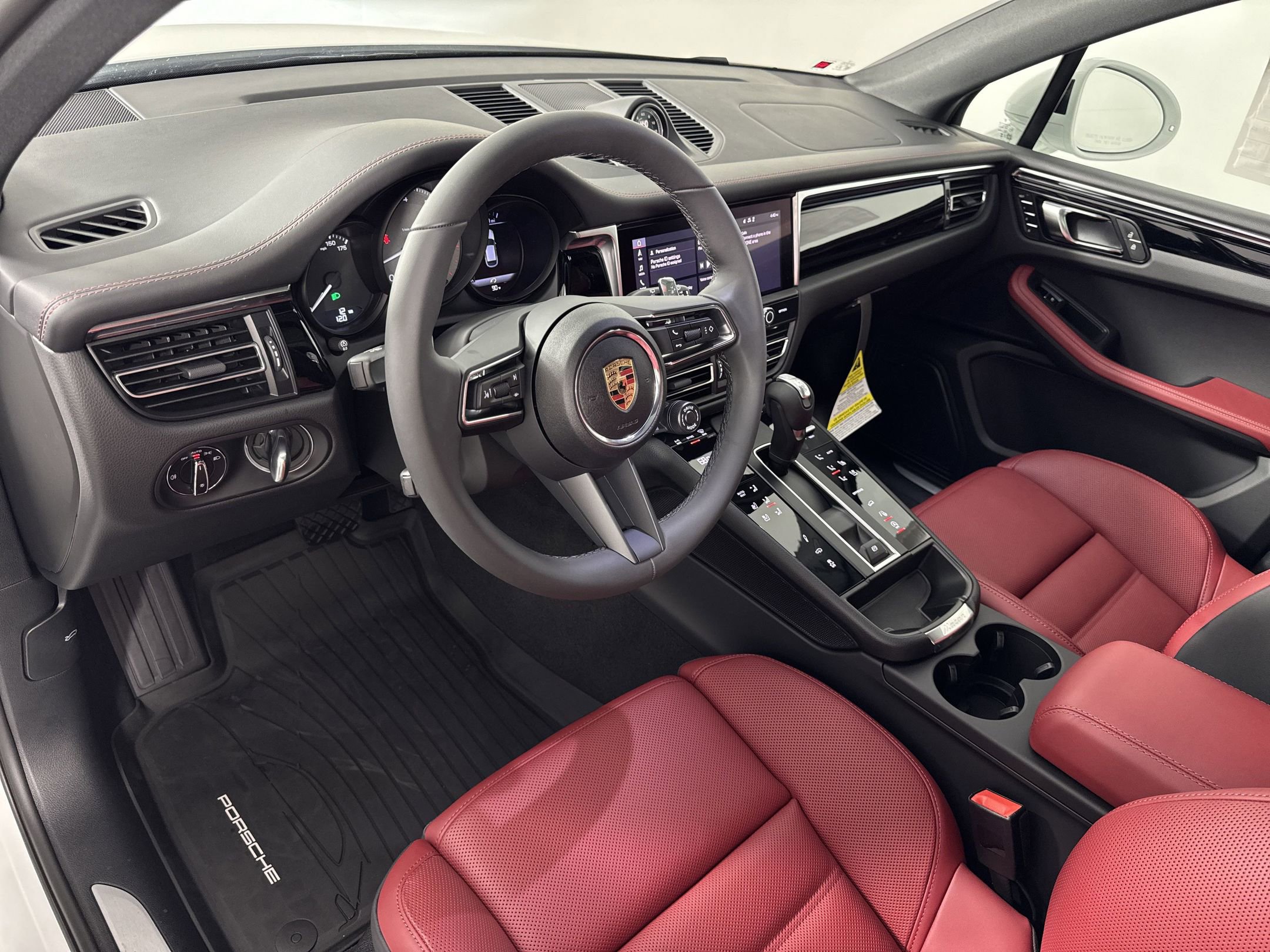2025 Porsche Macan S photo 4