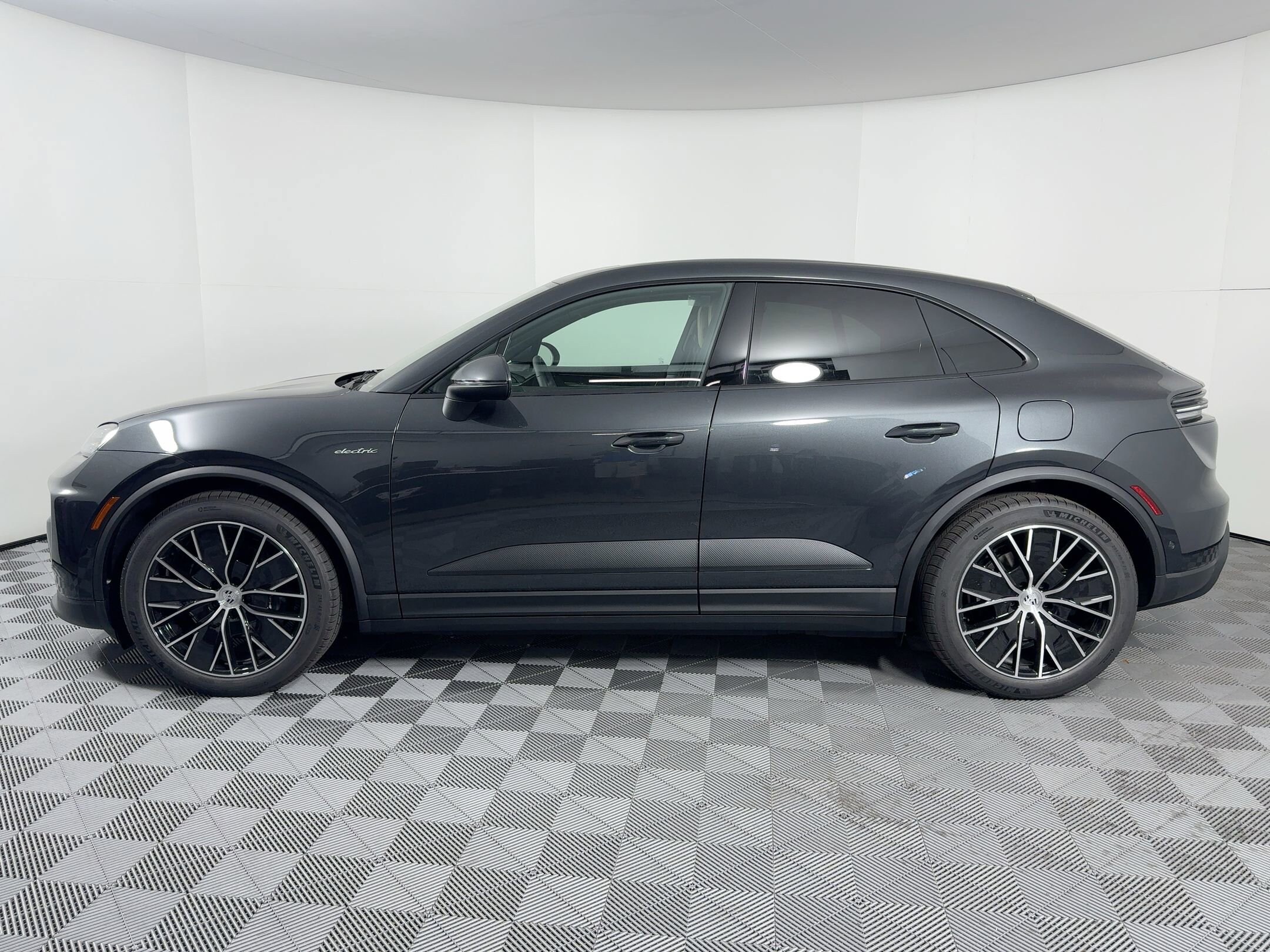 2025 Porsche Macan Electric photo 2
