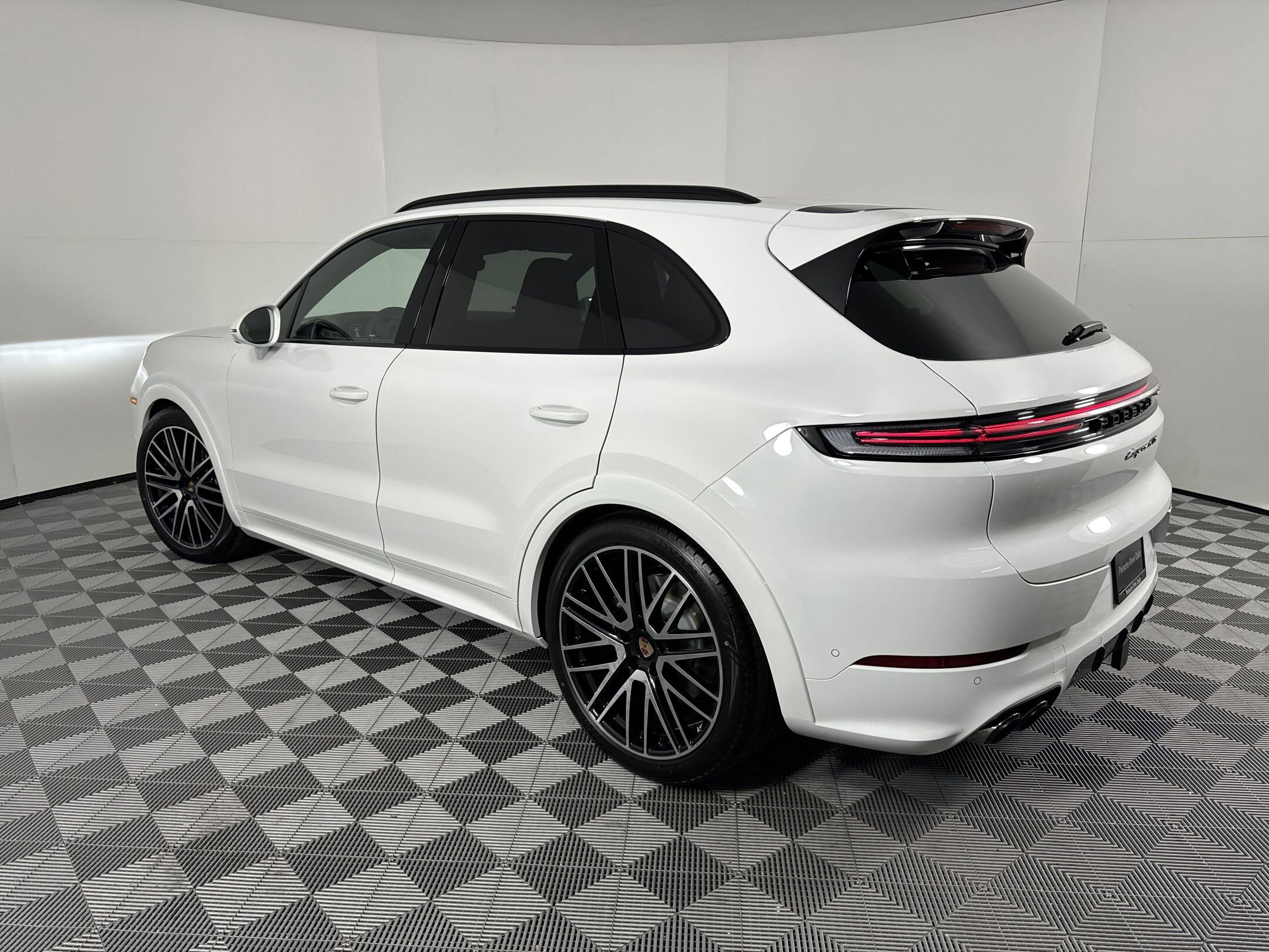 2025 Porsche Cayenne GTS photo 3