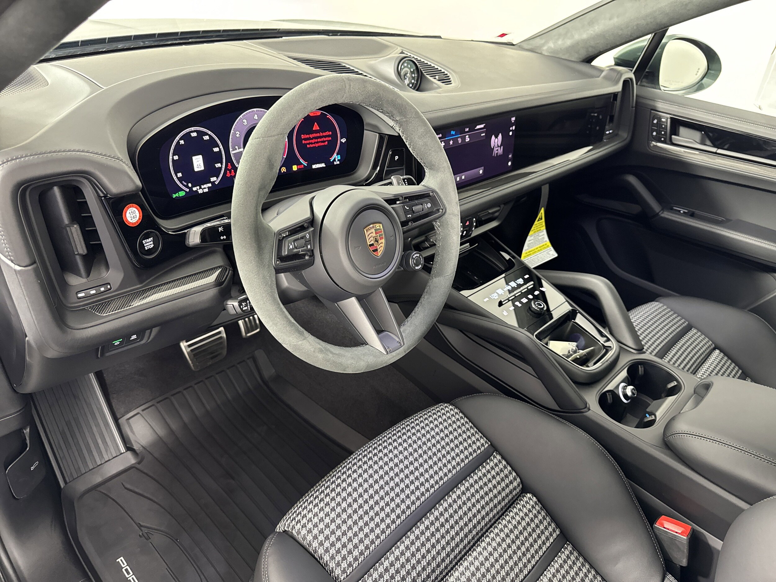 2025 Porsche Cayenne Coupe GTS photo 4
