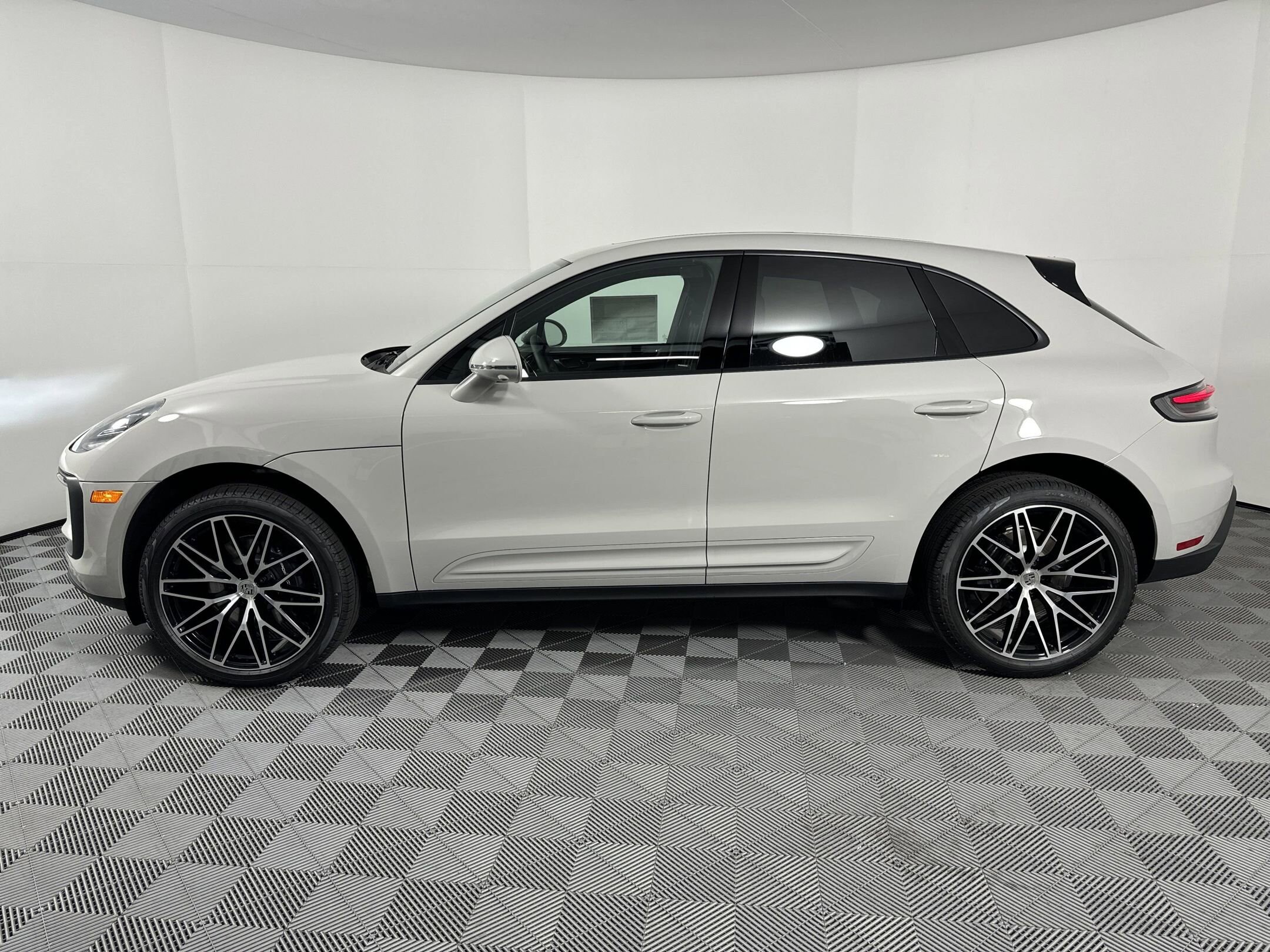 2025 Porsche Macan T photo 2