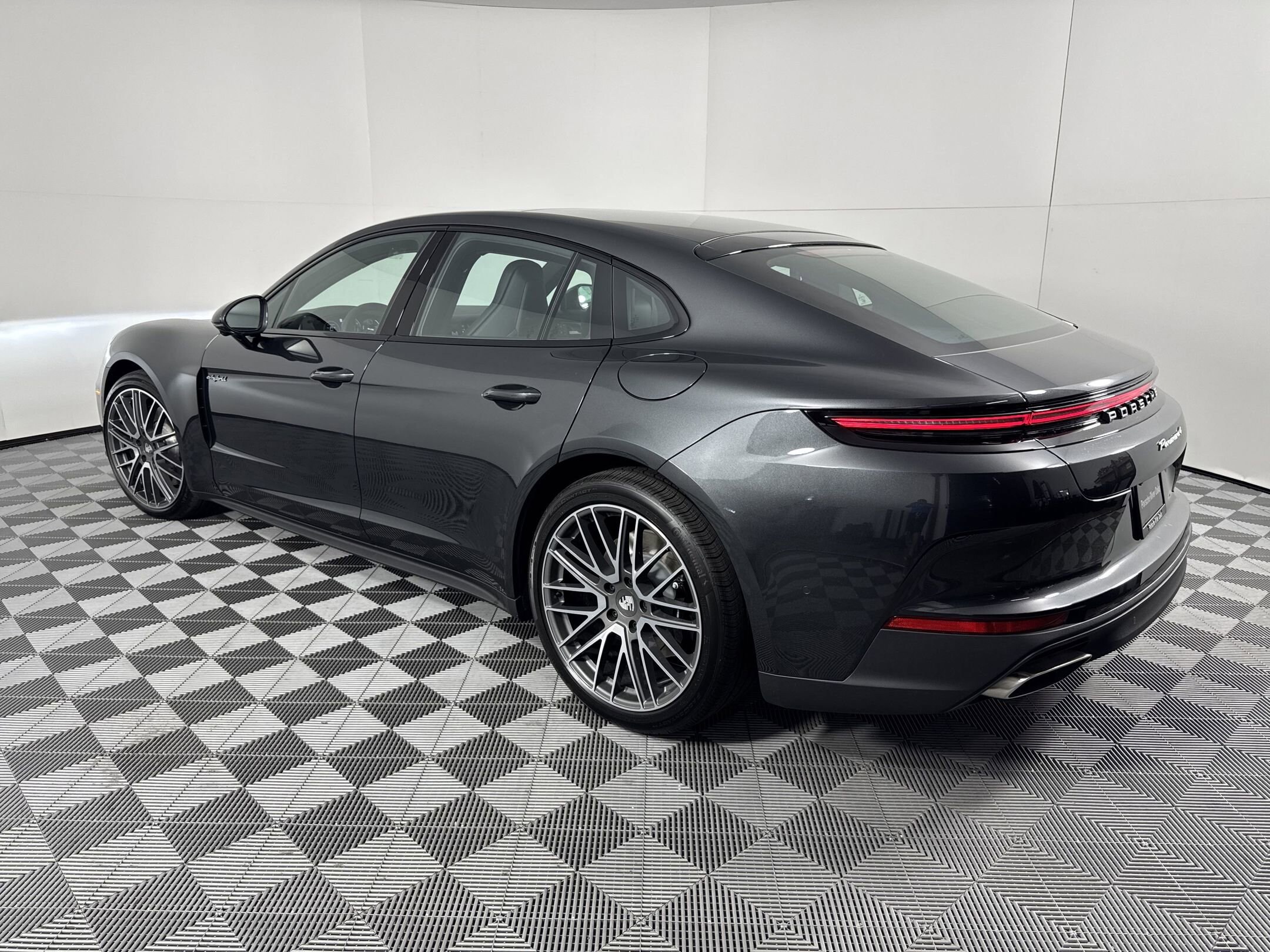 2025 Porsche Panamera E-Hybrid 4 photo 3