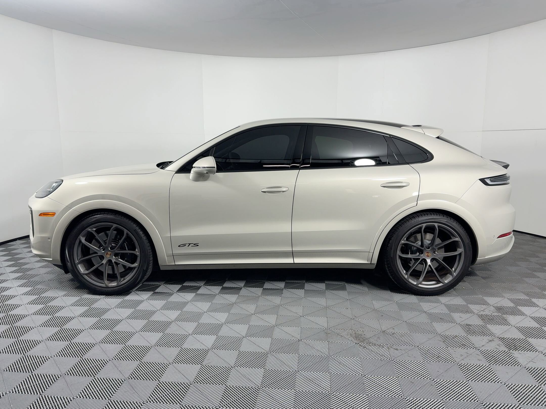 2025 Porsche Cayenne Coupe GTS photo 2