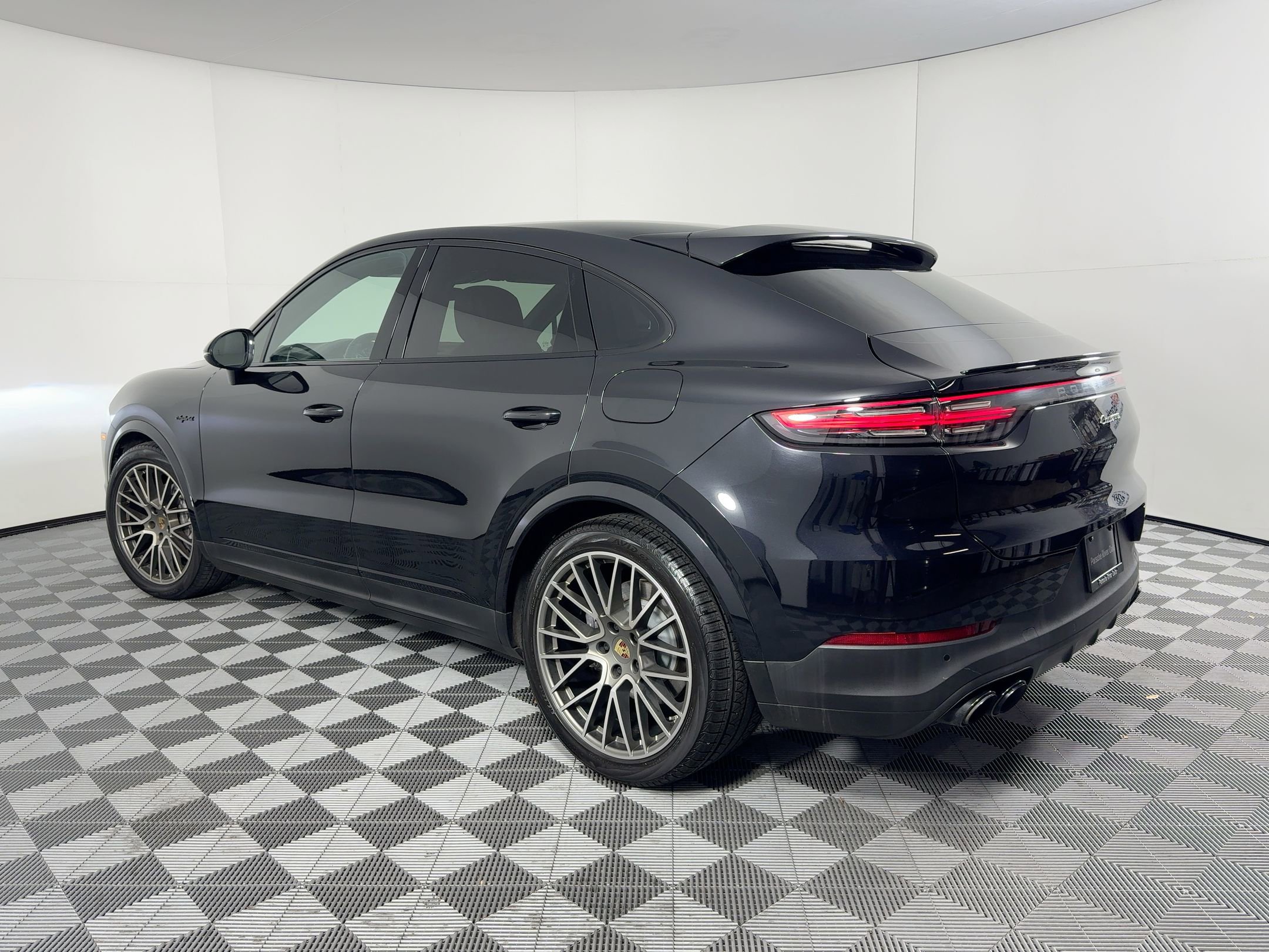 2022 Porsche Cayenne Platinum Edition Hybrid photo 3
