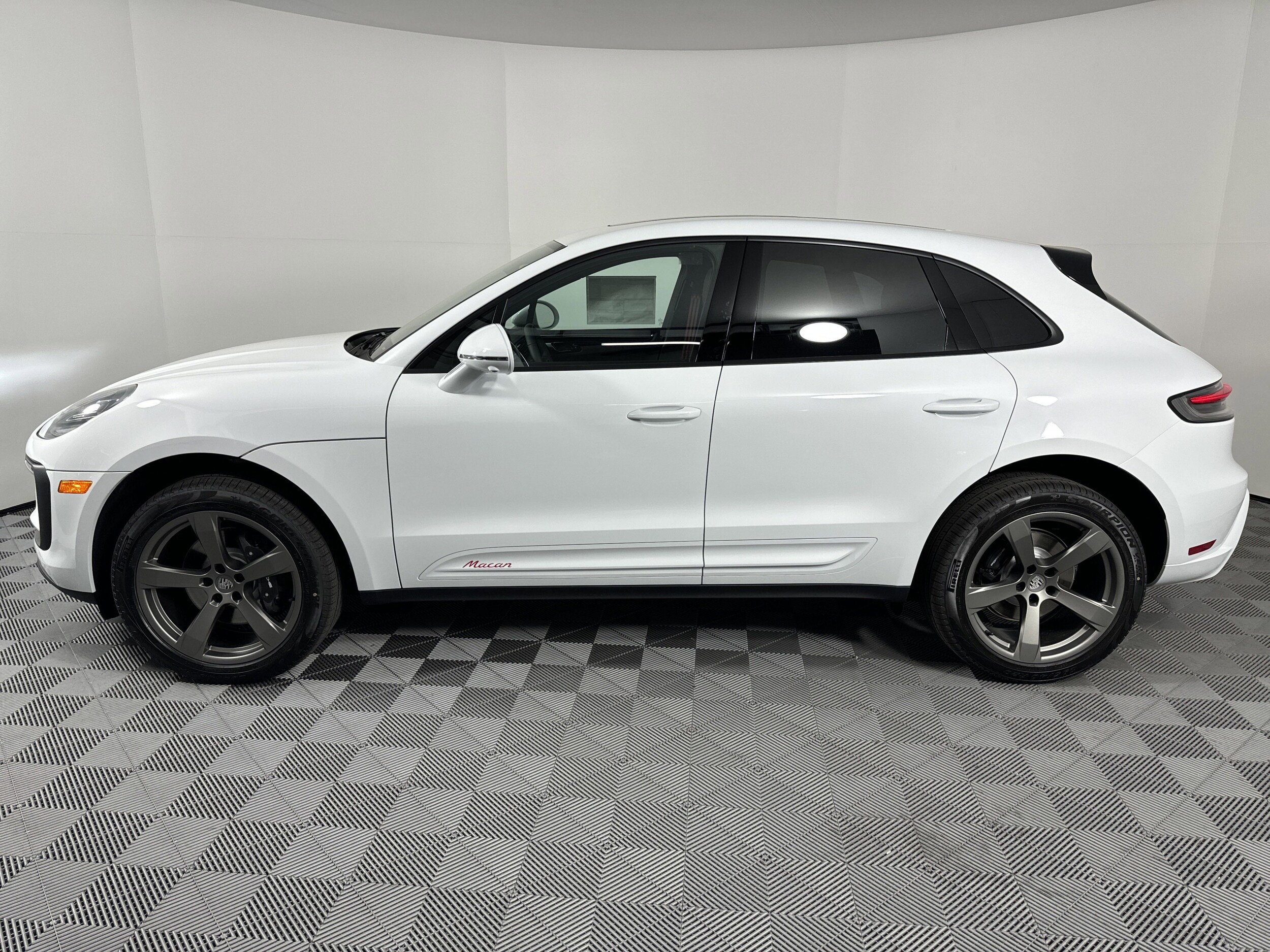 2025 Porsche Macan photo 2