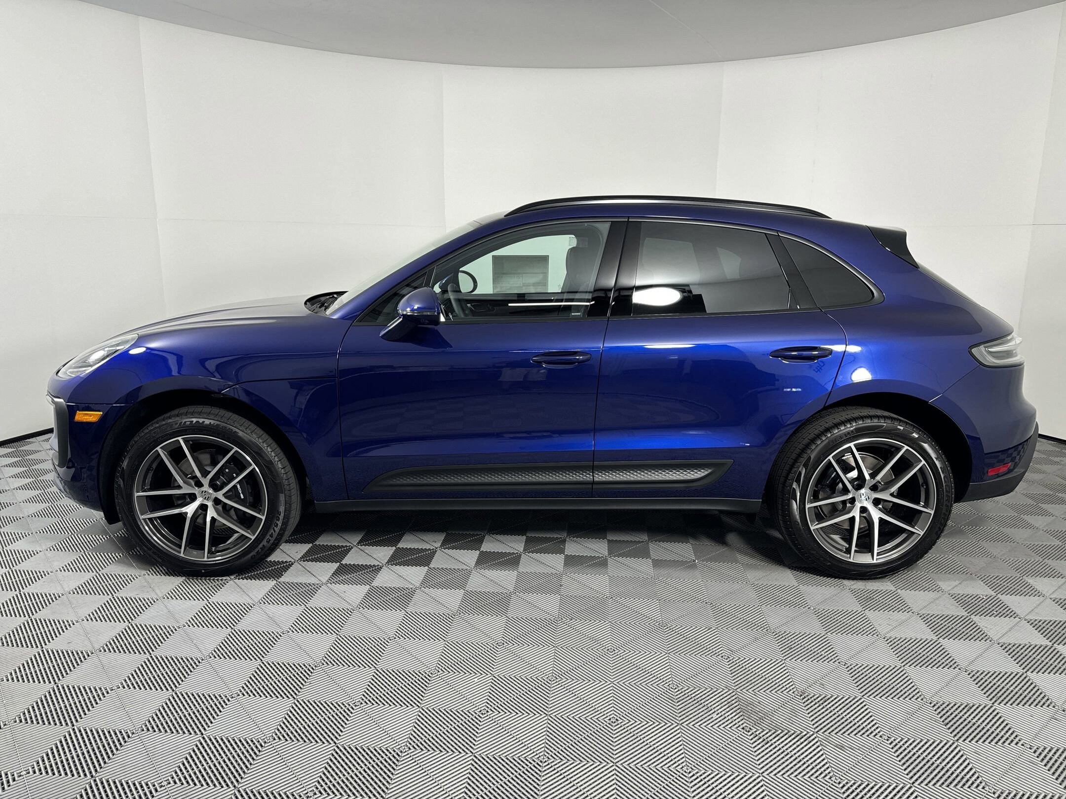 2025 Porsche Macan T photo 2