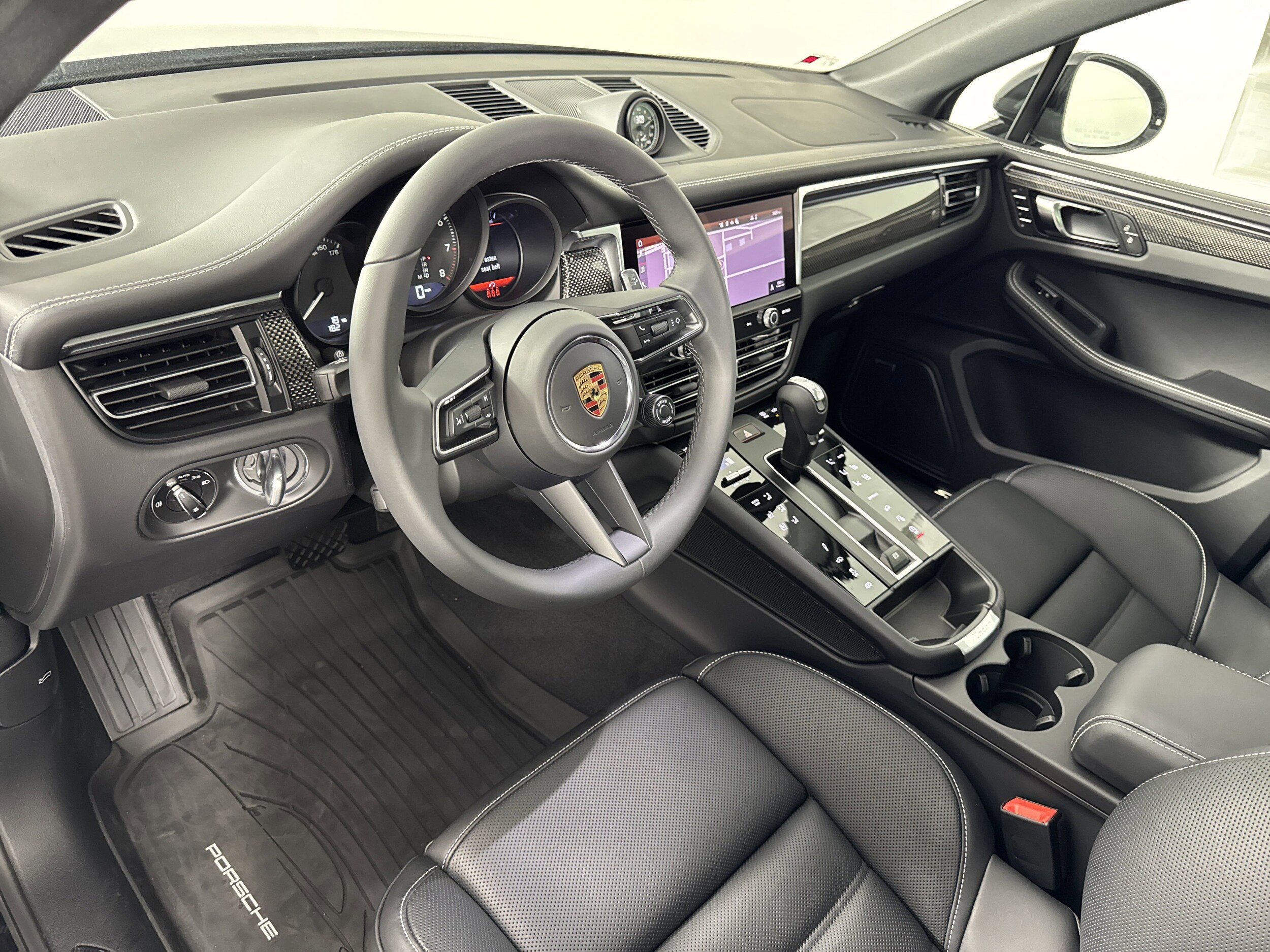 2025 Porsche Macan GTS photo 4