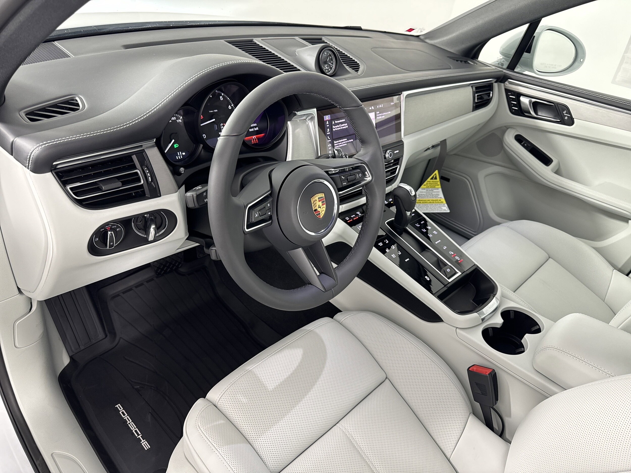 2025 Porsche Macan T photo 4
