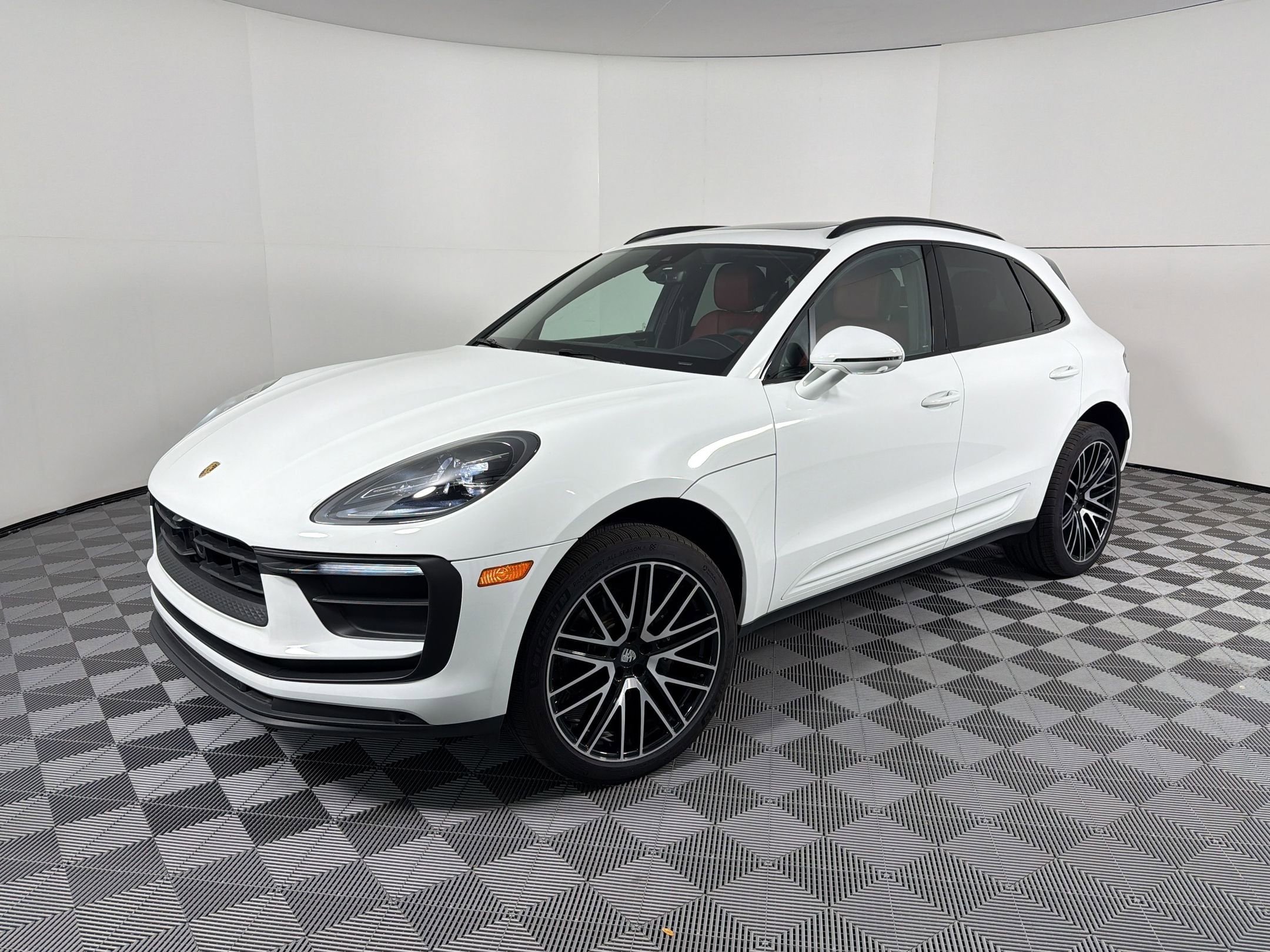 2025 Porsche Macan's photo