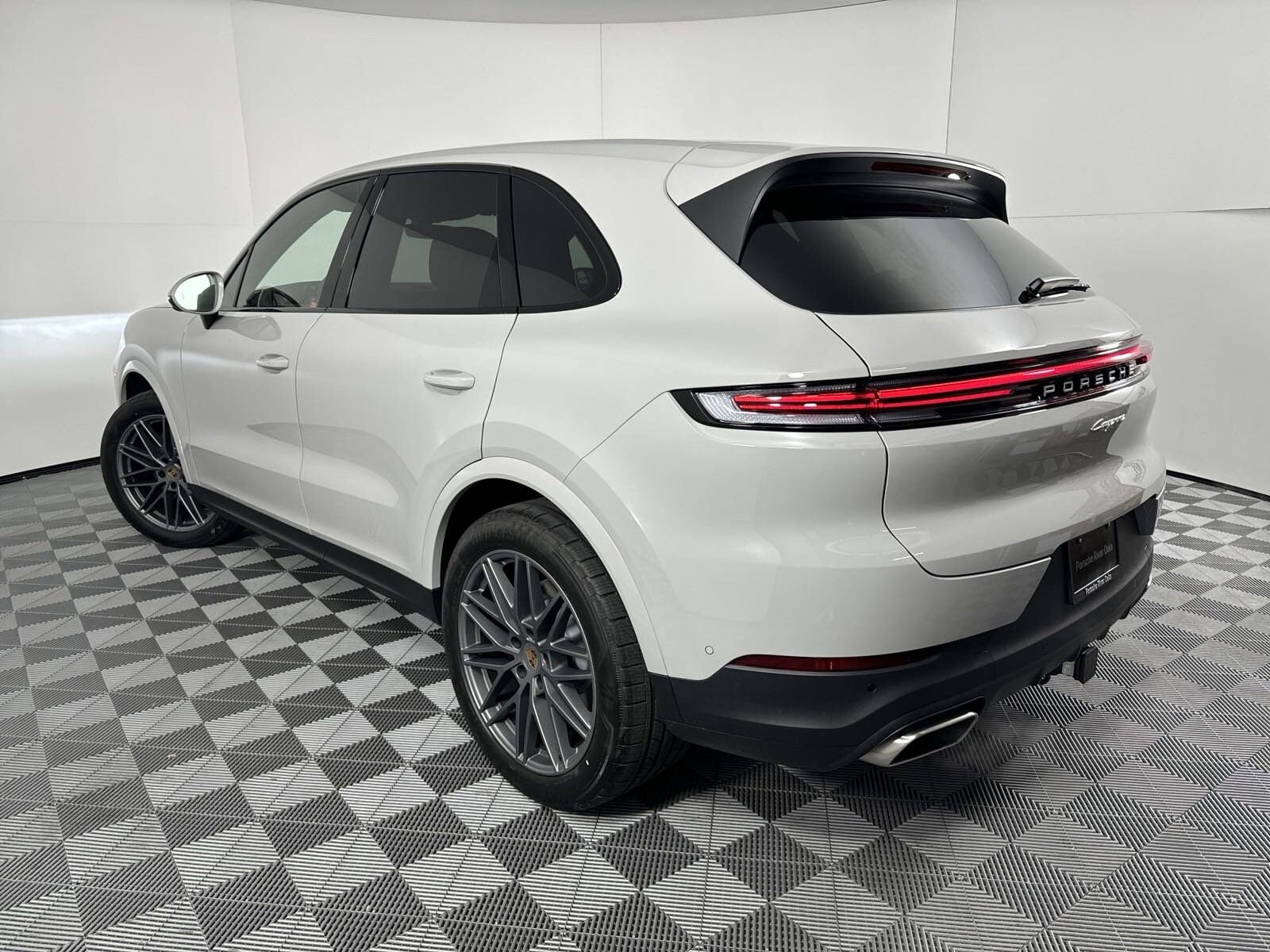 2025 Porsche Cayenne photo 3