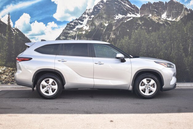 2024 Toyota Highlander LE photo 2