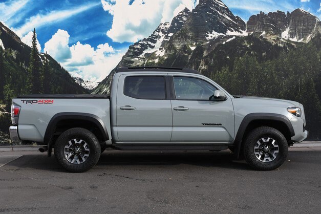 2023 Toyota Tacoma TRD V6 photo 2