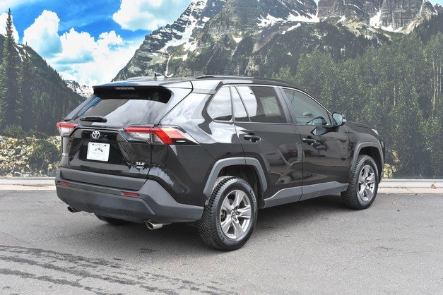 2024 Toyota RAV4 XLE photo 2