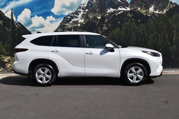 2024 Toyota Highlander LE photo 2