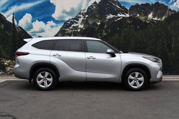 2024 Toyota Highlander LE photo 2