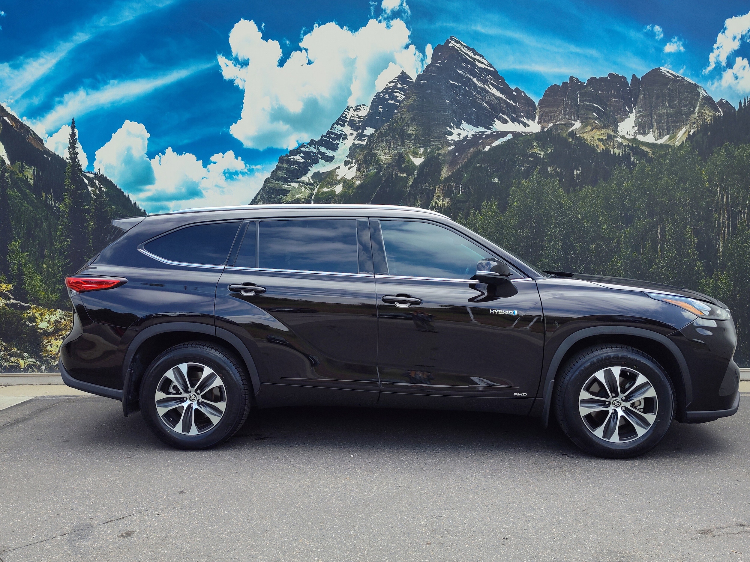 Used 2020 Toyota Highlander XLE with VIN 5TDHBRCH8LS012479 for sale in Denver, CO