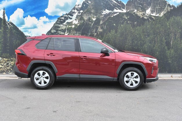2023 Toyota RAV4 LE photo 2