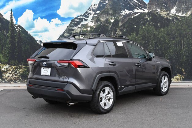 2021 Toyota RAV4 Hybrid XLE photo 2