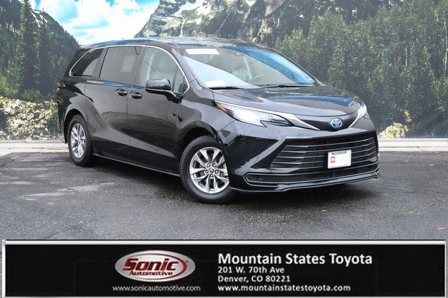 2022 Toyota Sienna LE's photo