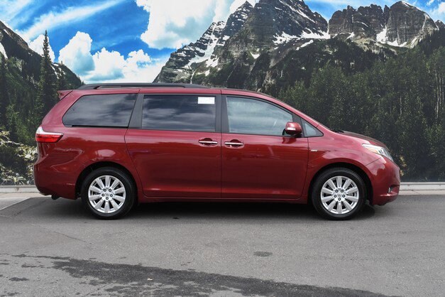 2017 Toyota Sienna Limited photo 2