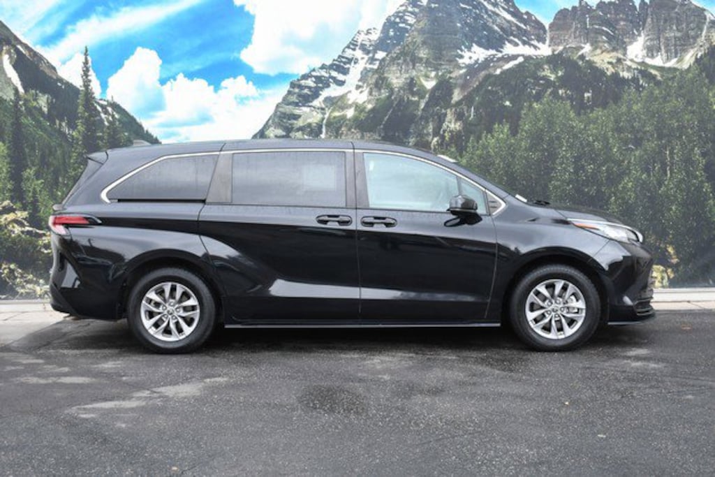 Certified 2022 Toyota Sienna LE 8 Passenger Van Passenger Van