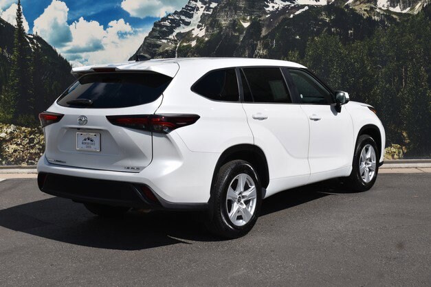 2024 Toyota Highlander LE photo 3