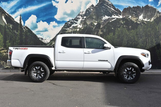 2023 Toyota Tacoma TRD V6 photo 2