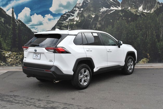 2024 Toyota RAV4 Hybrid XLE photo 2