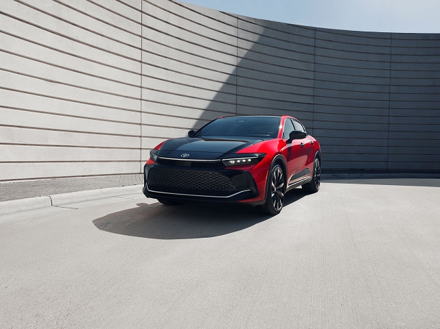 Toyota
Crown Platinum parked in a concrete
space