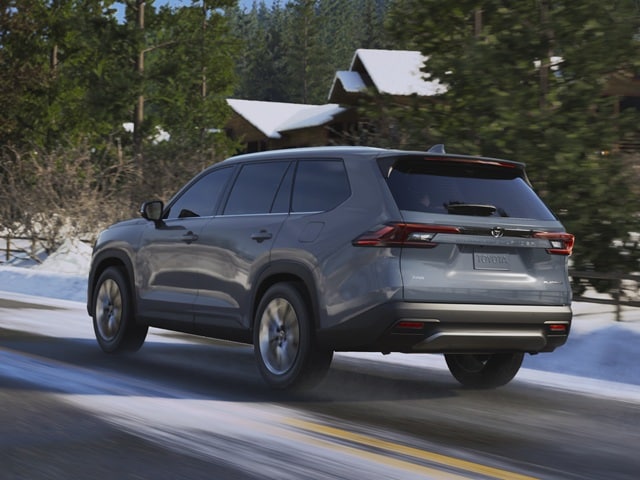 Grand Highlander Hybrid driving on a snowy highway