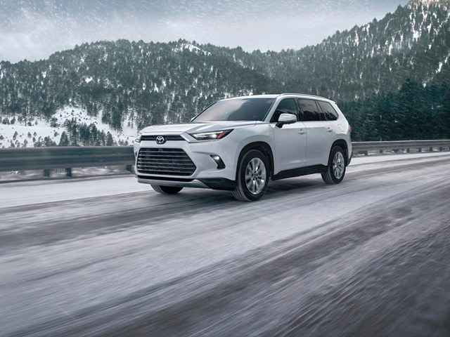 Grand Highlander
Platinum driving thru the snow