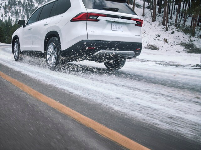 Toyota Grand Highlander Platinum driving in the
snow