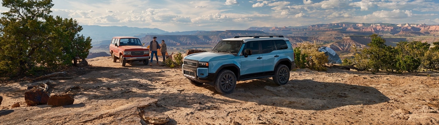 Blue Toyota Land Cruiser parked near to the Grand Canyon