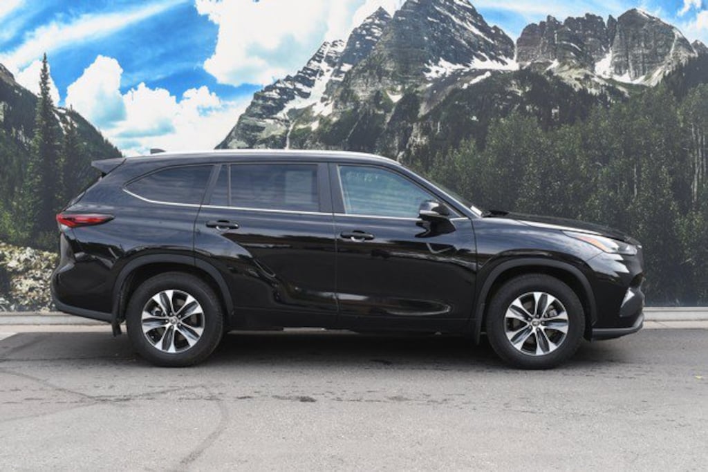 Used 2025 Toyota Highlander XLE SUV