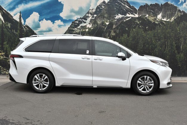 2024 Toyota Sienna Limited photo 2
