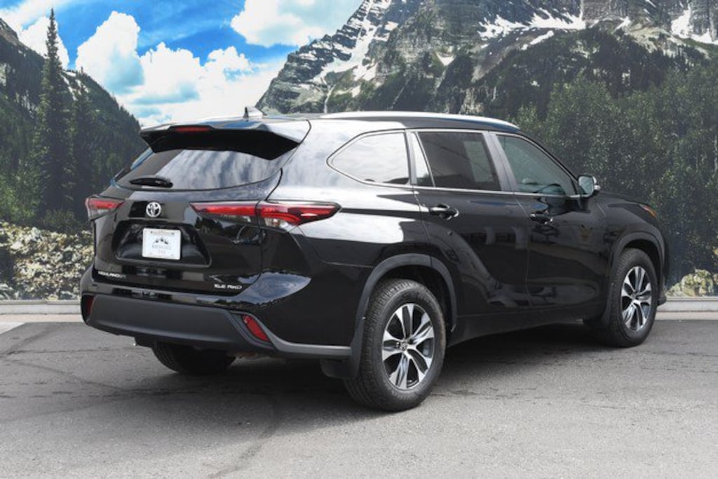 Used 2025 Toyota Highlander XLE SUV