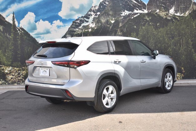2024 Toyota Highlander LE photo 3